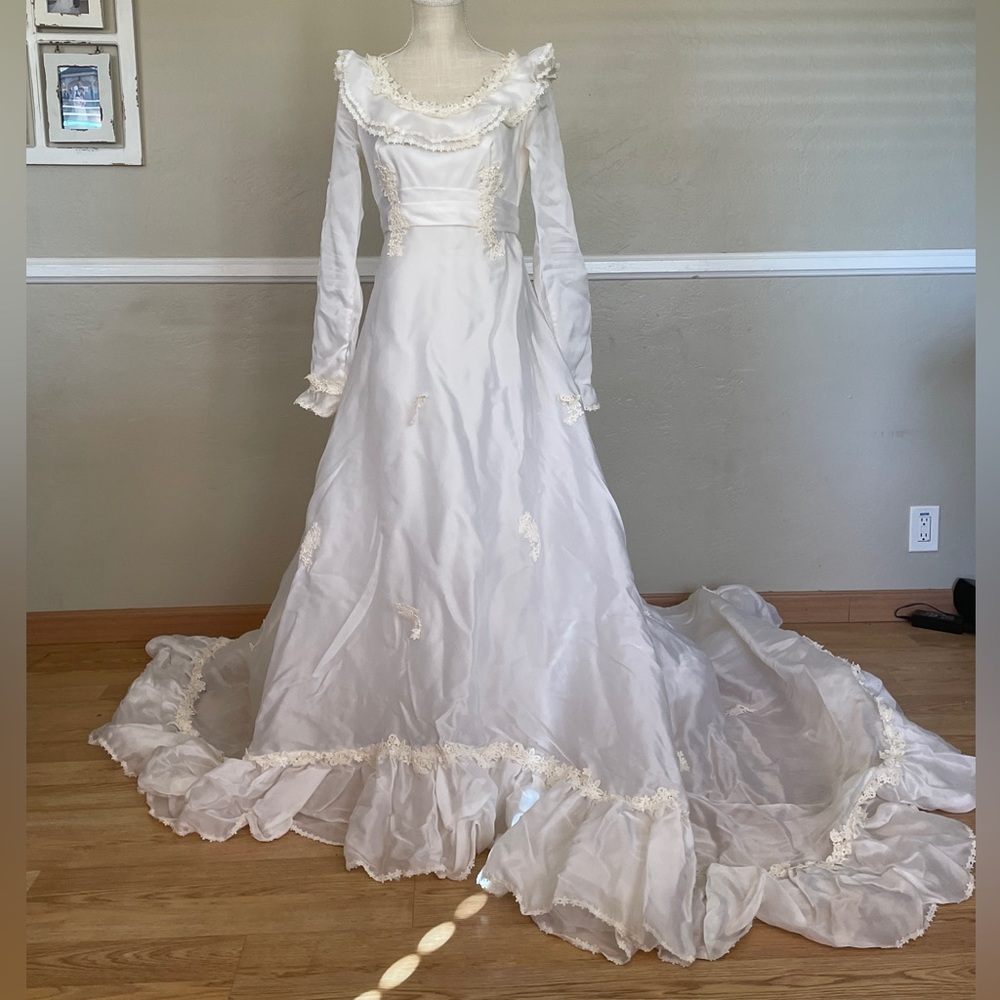SOLD!!!!Vintage Wedding Gown Beautiful